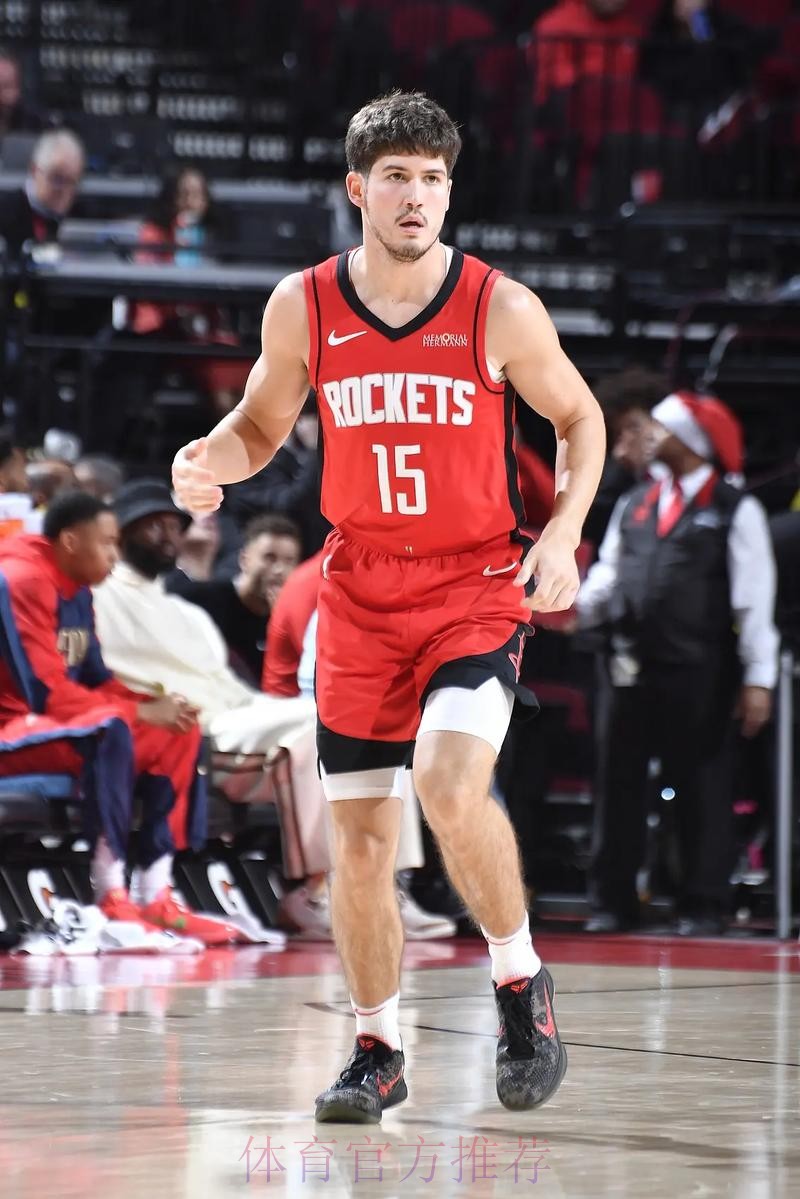 谢德全场15投7中，三分7中2得到22分2篮板6助攻